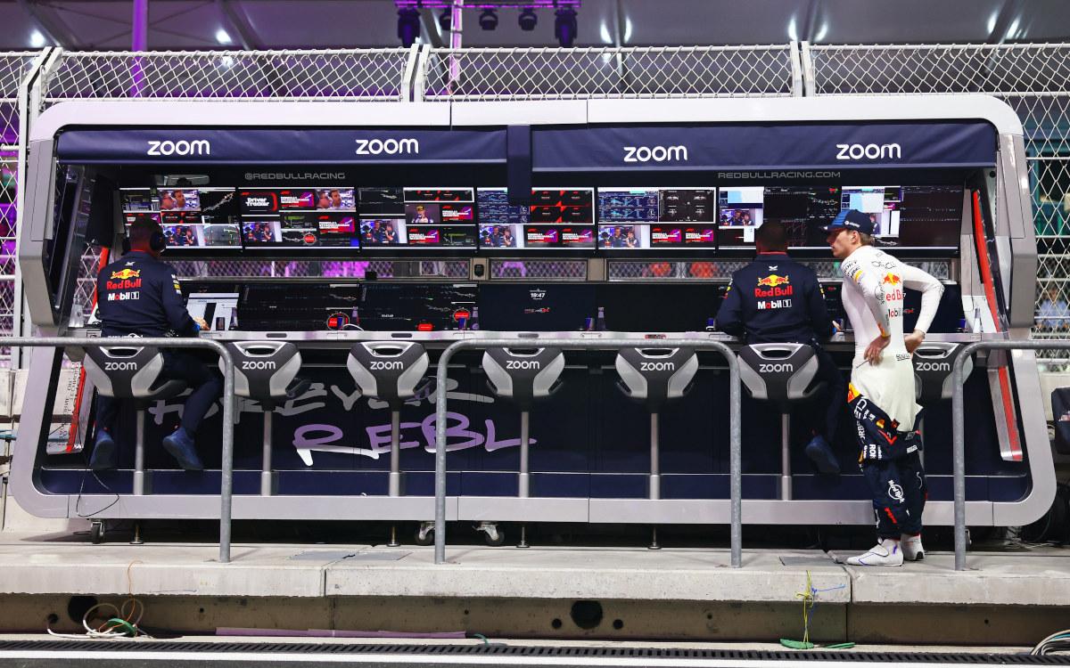 Max Verstappen na boxovom múriku Red Bullu