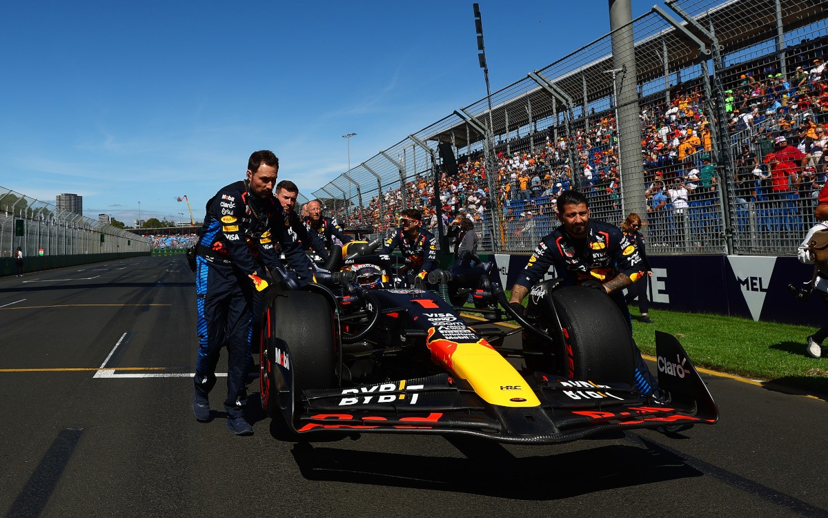 Mechanici Red Bullu s monopostom Maxa Verstappen