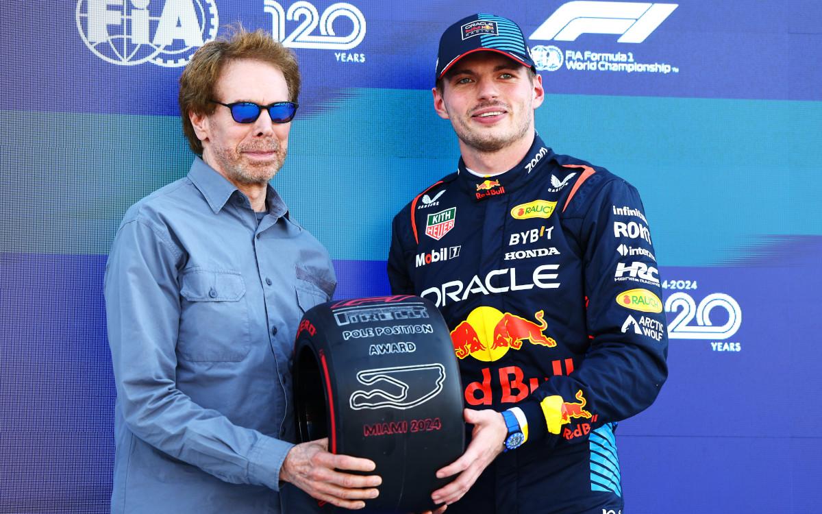Max Verstappen si preberá trofej Pirelli