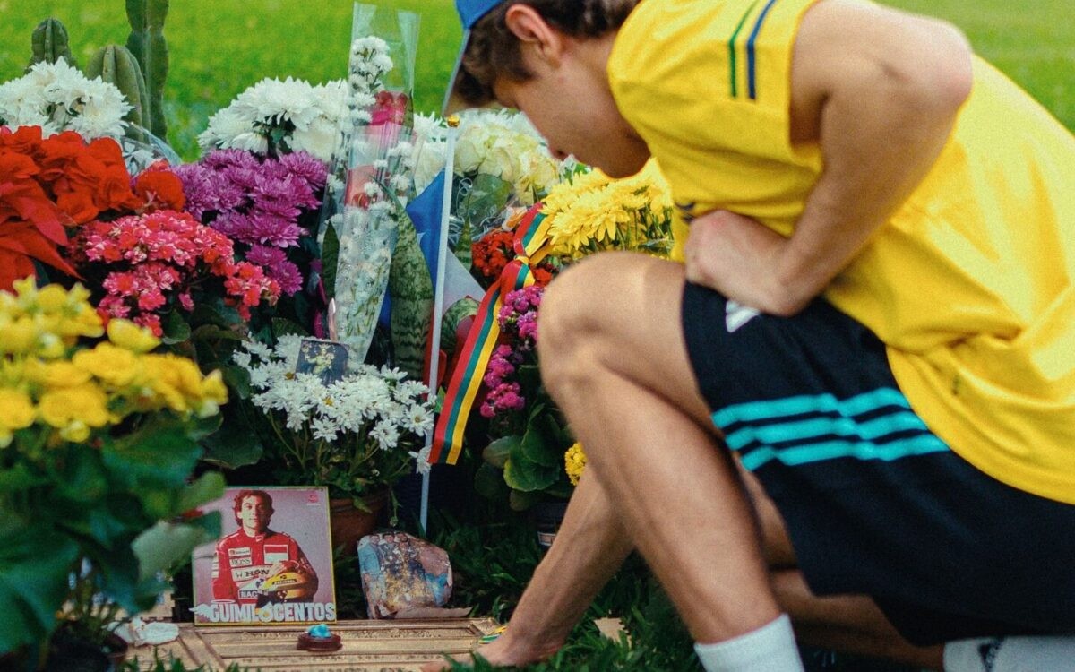 Kimi Antonelli pri hrobe Ayrtona Sennu