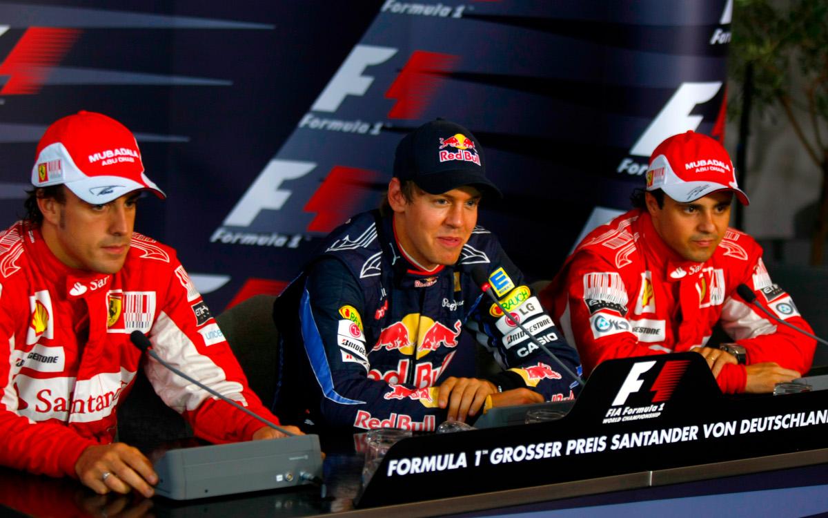 Sebastian Vettel, Fernando Alonso a Felipe Massa na tlačovke v roku 2010