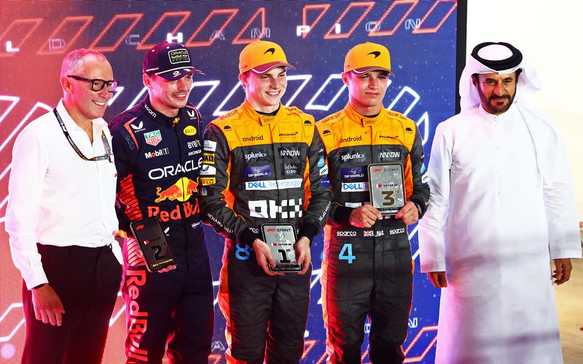 Stefano Domenicali, Max Verstappen, Oscar Piastri, Lando Norris a Mohamed bin Sulajem