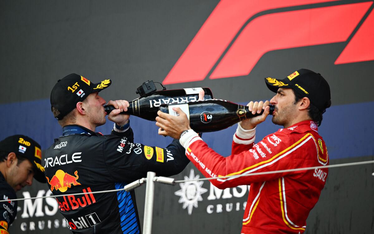 Max Verstappen a Carlos Sainz so šampanským