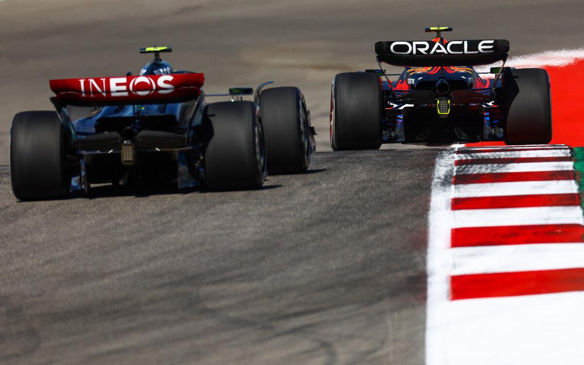 Sergio Pérez a Lewis Hamilton, autá zozadu