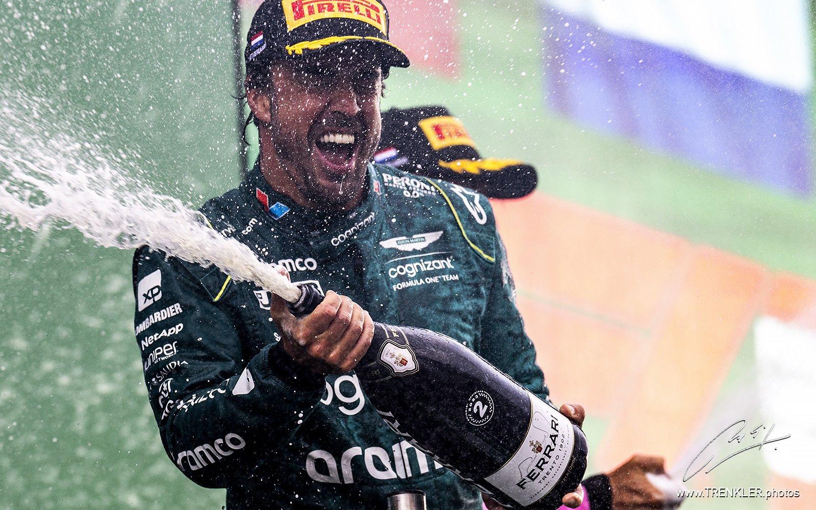 Fernando Alonso so šampanským