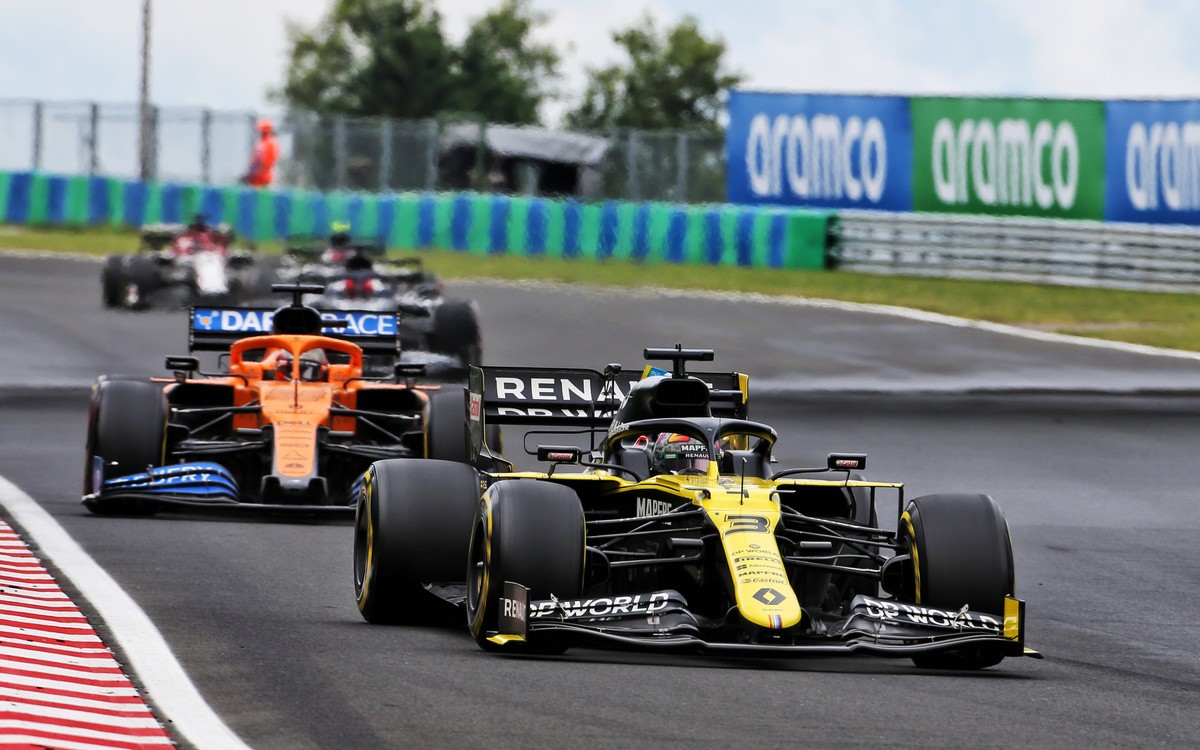 Daniel Ricciardo pred Carlosom Sainzom