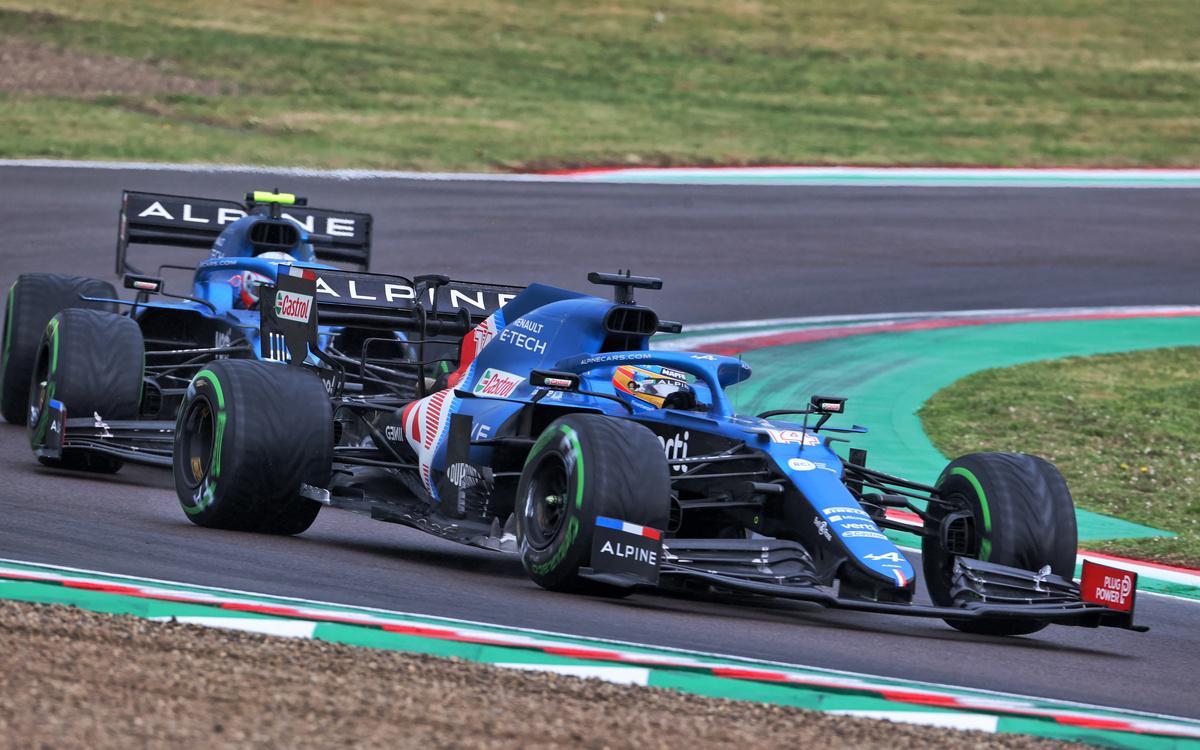 Fernando Alonso pred Estebanom Oconom