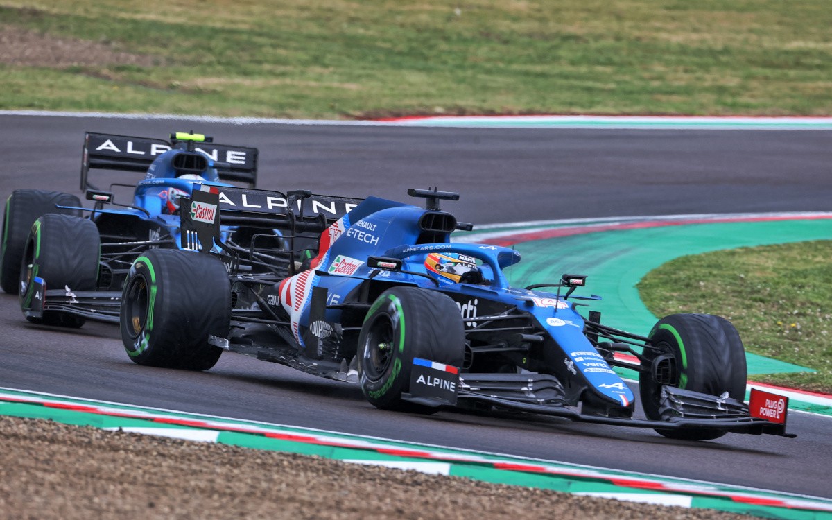 Fernando Alonso pred Estebanom Oconom