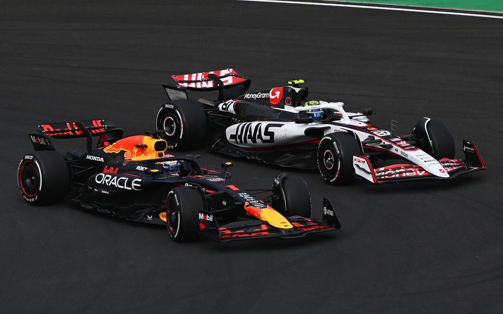 Max Verstappen a Ollie Bearman