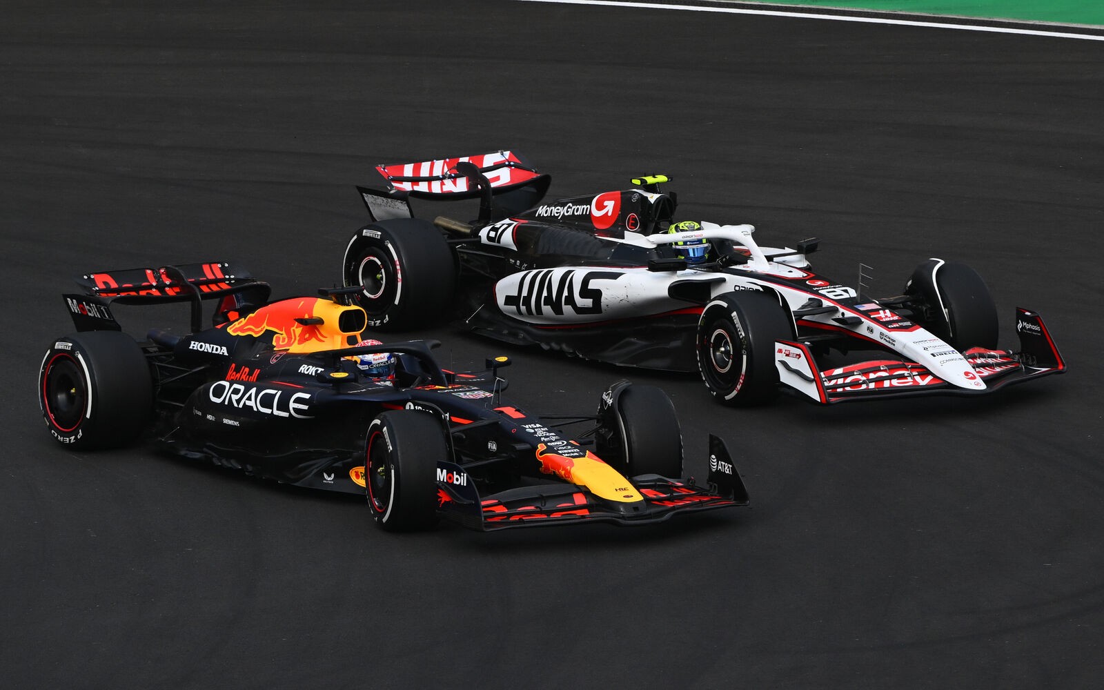 Max Verstappen a Ollie Bearman