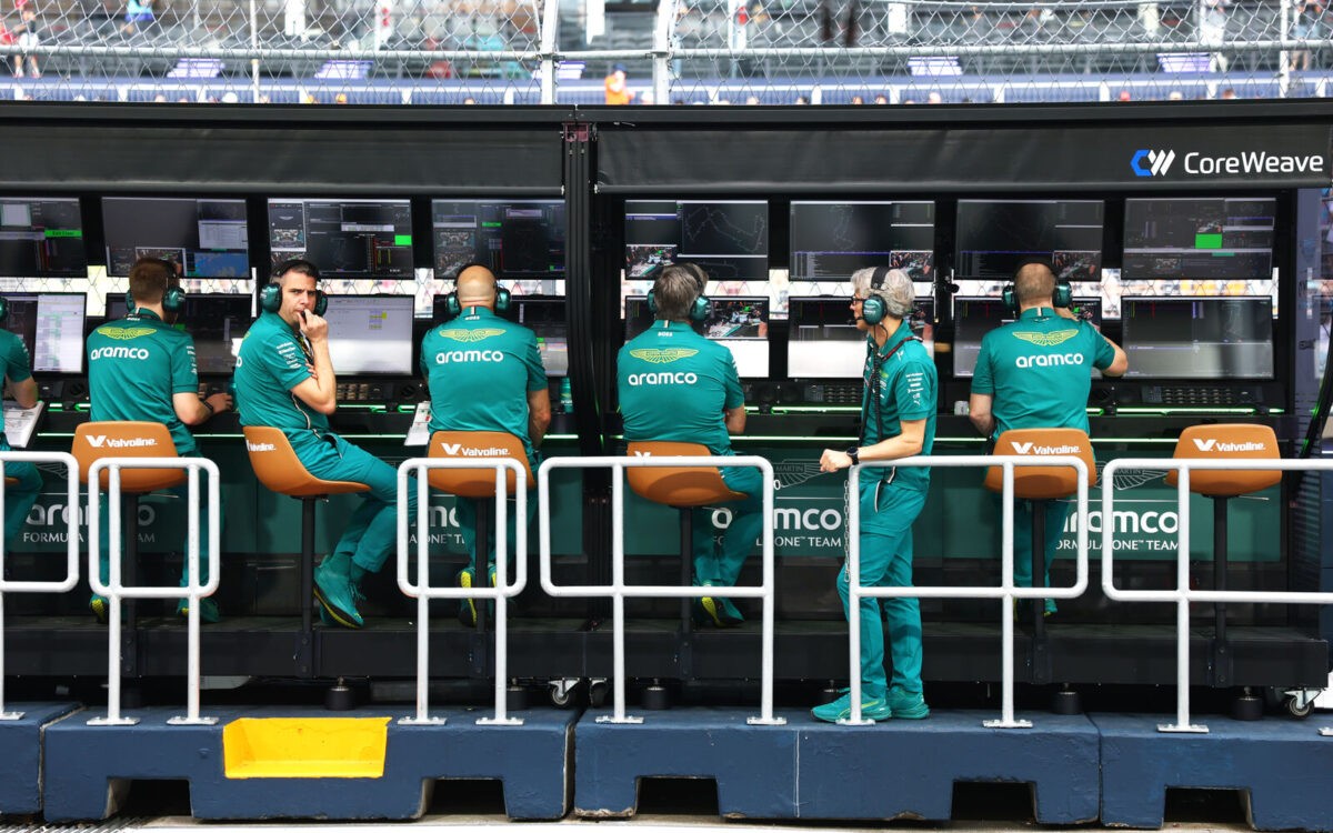 Boxový múrik Aston Martinu