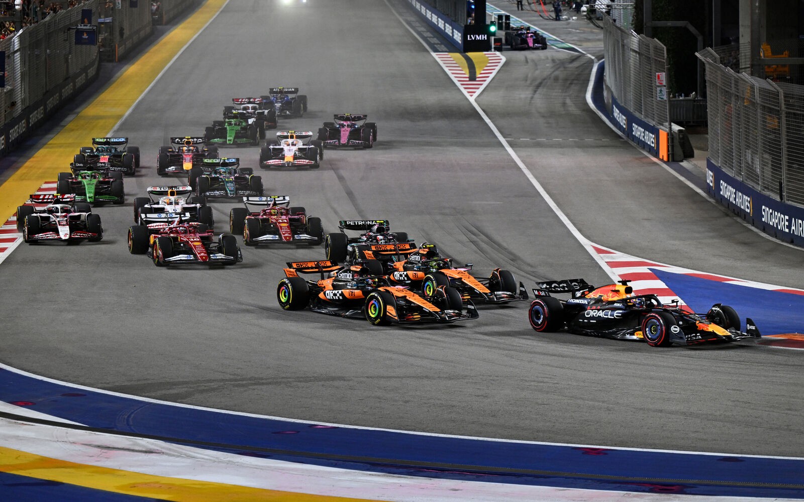 Po štarte VC Singapuru 2025: Max Verstappen, Oscar Piastri, Lando Norris