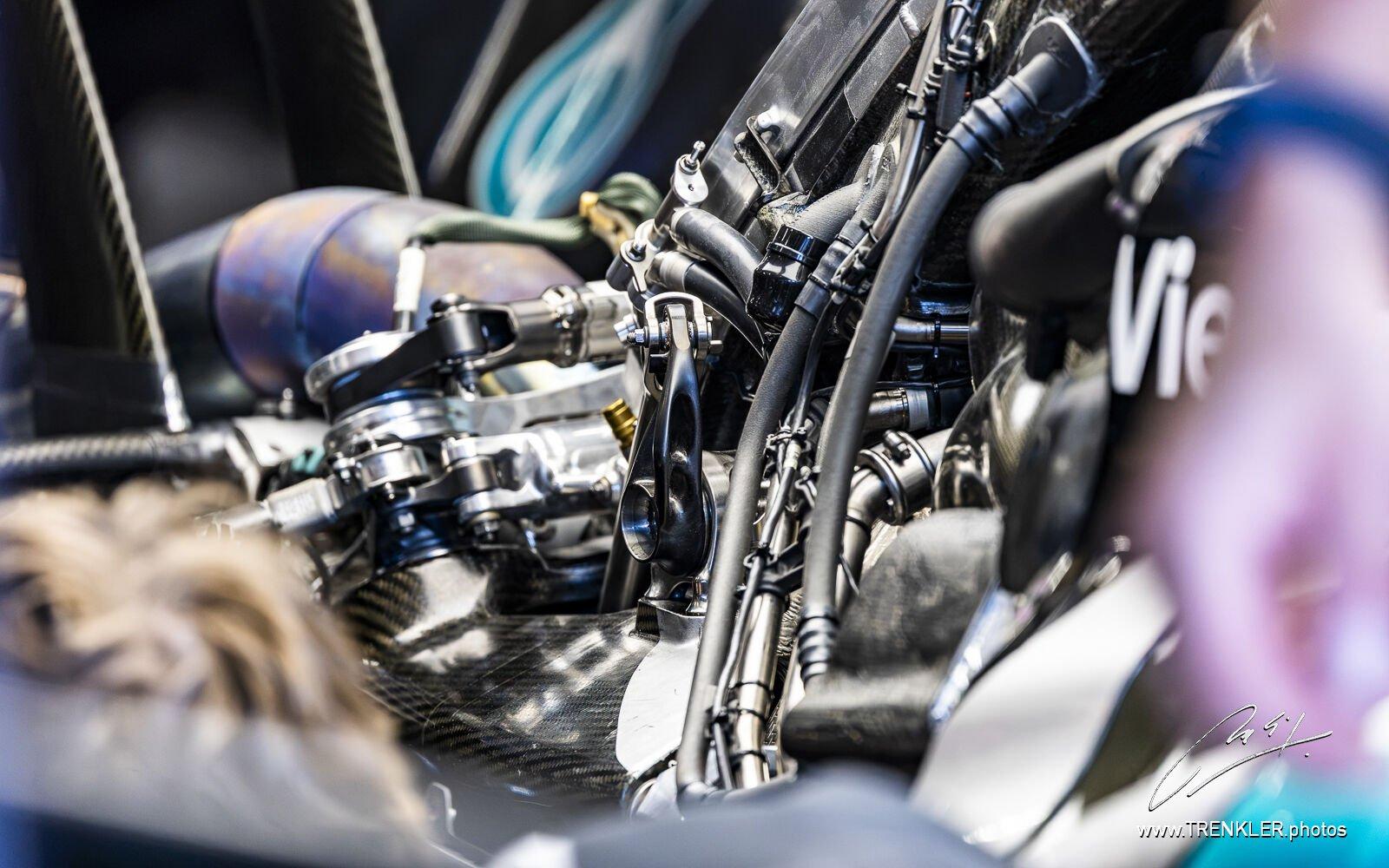 Monopost Mercedesu W17: motor