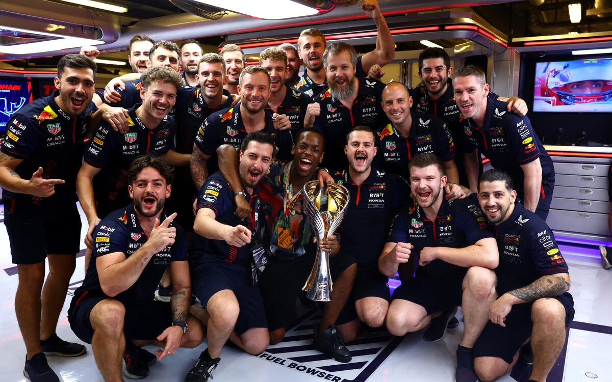 Mechanici Red Bullu sa tešia z trofeje v Abú Zabí