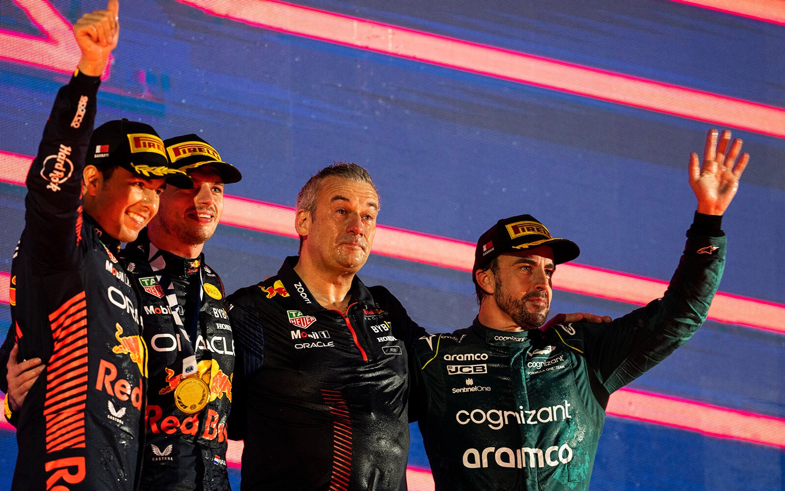 Max Verstappen, Sergio Pérez a Fernando Alonso na pódiu VC Bahrajnu 2023