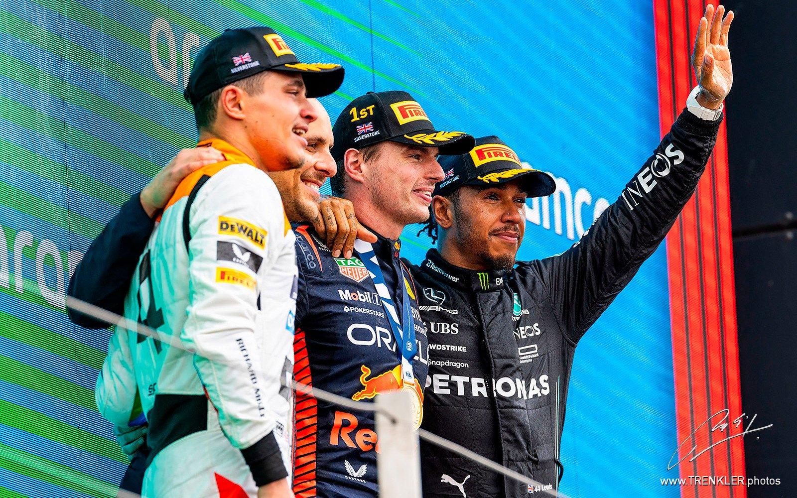 Max Verstappen, Lando Norris a Lewis Hamilton na pódiu VC Veľkej Británie 2023