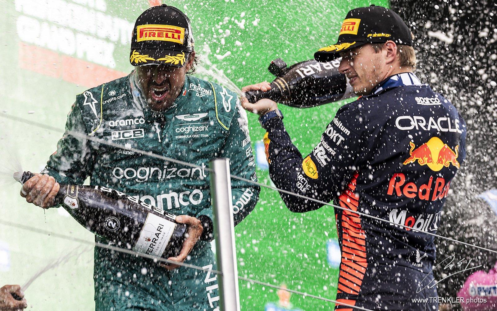 Pódium VC Holandska 2023: Max Verstappen a Fernando Alonso so šampanským