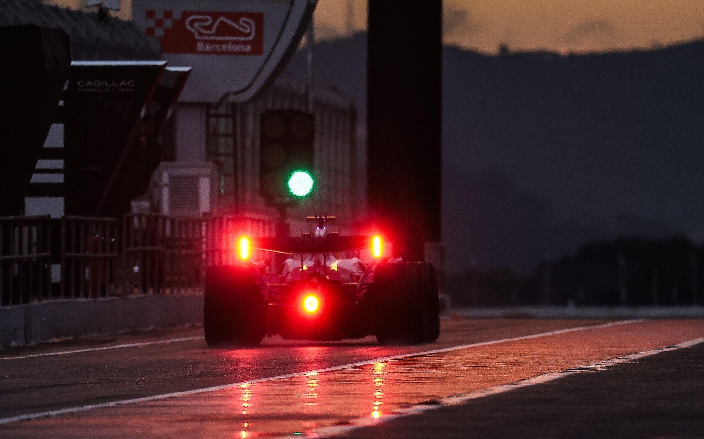 Monopost Ferrari SF-26, Lewis Hamilton, Charles Leclerc, červené svetlá