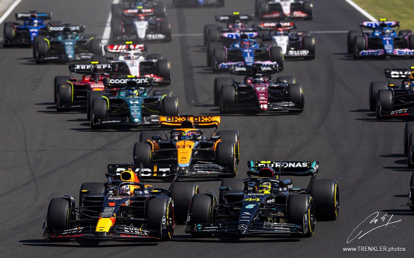 Po štarte VC Maďarska 2023: Max Verstappen, Lewis Hamilton