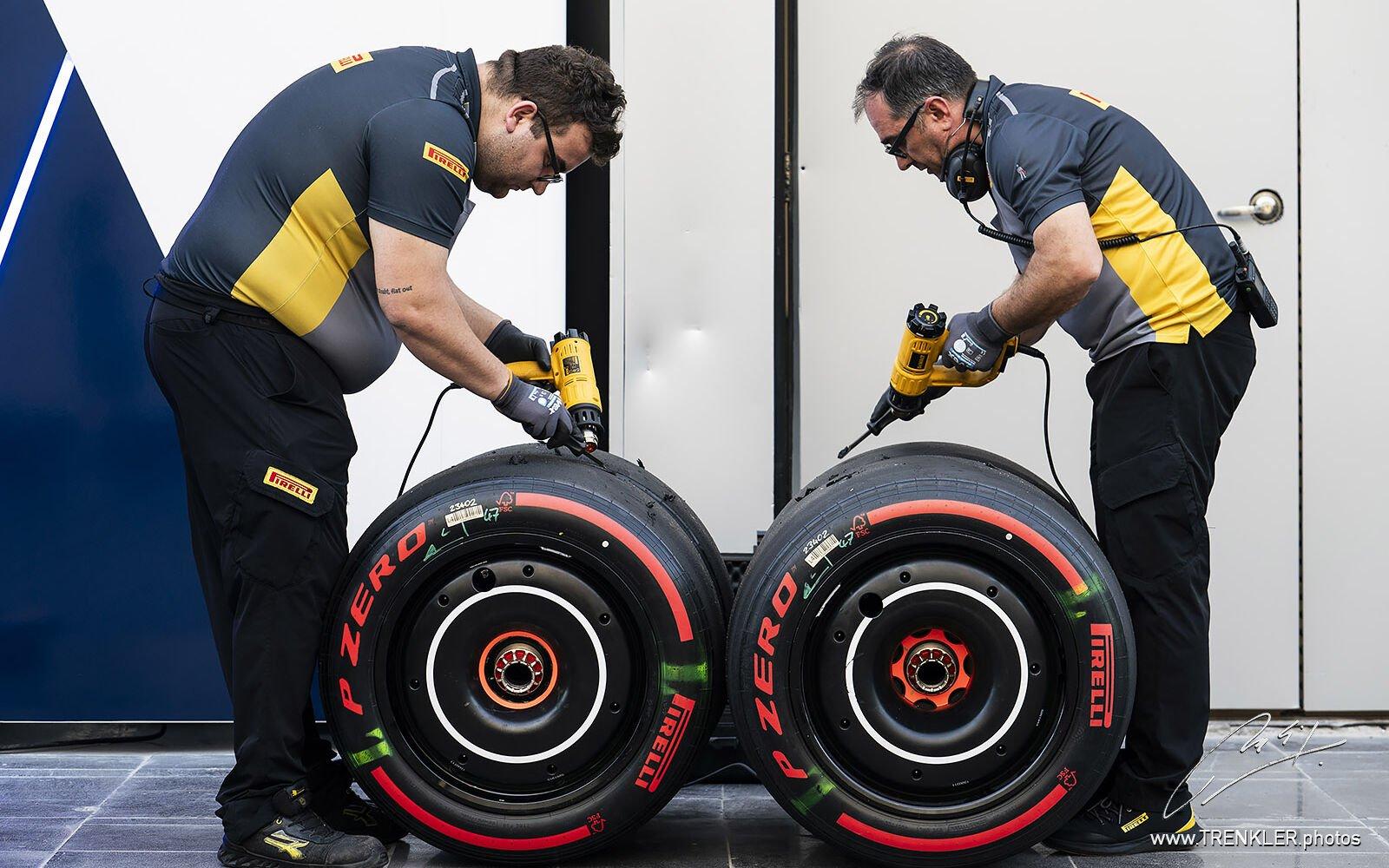 Mechanici Pirelli s pneumatikami