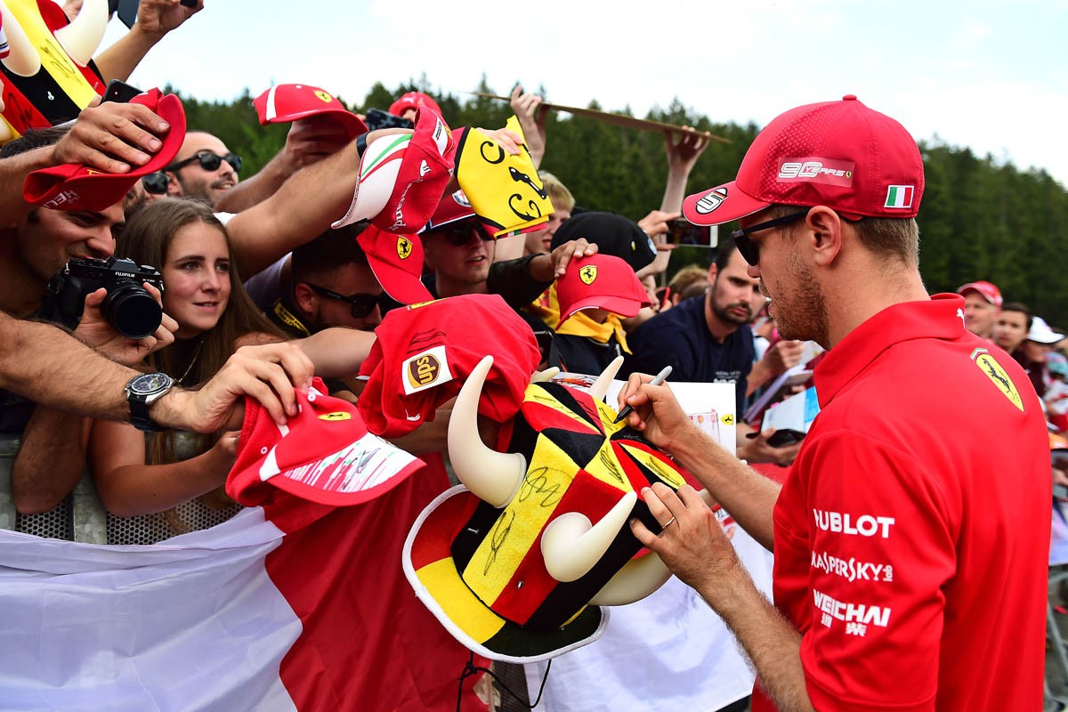 Sebastian Vettel rozdáva autogramy