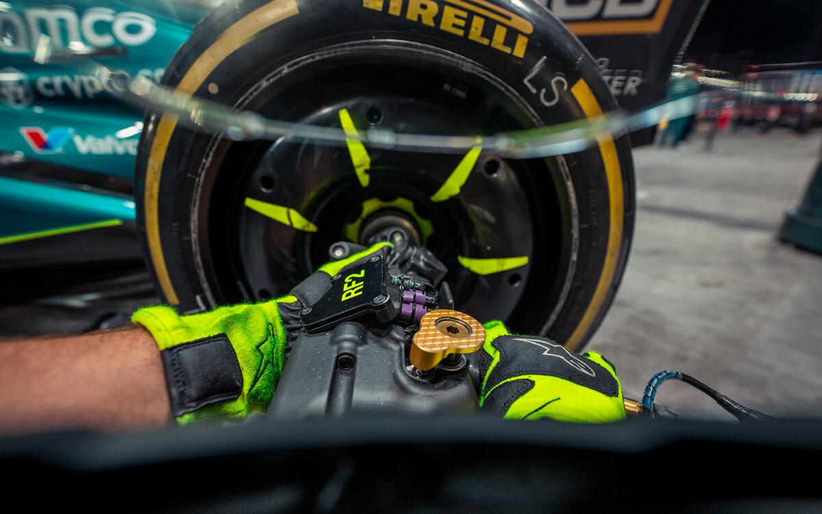 Mechanik s pištoľou mení pneumatiku Pirelli