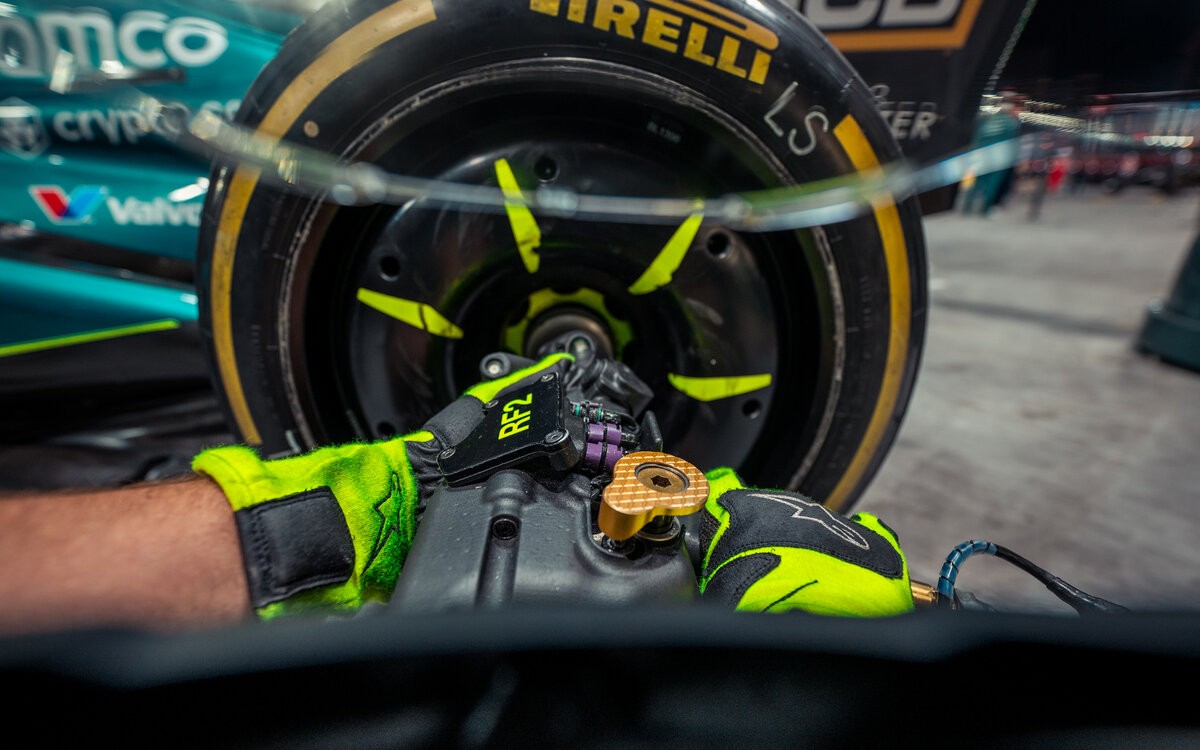 Mechanik s pištoľou mení pneumatiku Pirelli