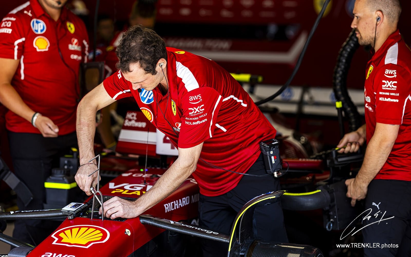 Mechanik nastavuje zavesenie a odpruženie na aute Lewisa Hamiltona