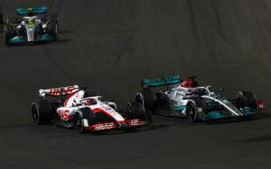fotka k článku Mercedes má problémy s motorom, podľa Red Bullu sa výrazne prepadol
