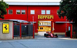 fotka k článku Charles Leclerc zobudil Maranello, s Ferrari SF1000 vyrazil do ulíc