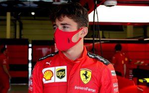fotka k článku Leclerc ľutuje fanúšikov: Z auta sa nedá dostať viac