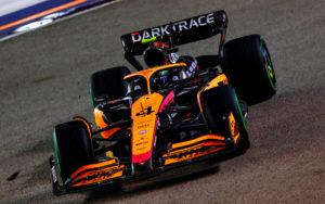fotka k článku V McLarene si užívajú úsmev na oboch stranách garáže i skok pred Alpine