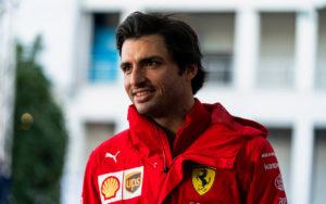fotka k článku Sainz podpisoval zmluvu s Ferrari v pyžame, talianski fanúšikovia sú pri ňom nervózni