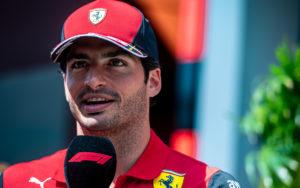 fotka k článku Sainz stále verí v titul, no uznáva, že Ferrari potrebuje vypadnutie Red Bullu