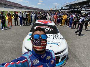 fotka k článku Silné chvíle v NASCAR, spoločný pochod za Bubbu Wallaca (VIDEO)