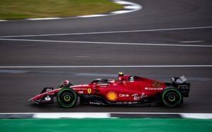 fotka k článku Carlos Sainz vybojoval v náročných podmienkach v Silverstone prvú pole position v kariére!
