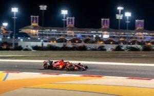 fotka k článku Piloti Ferrari si v pretekovom tempe neveria: Aston Martin a Red Bull sú extrémne silní