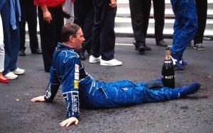 fotka k článku Mansellovi chýba stará F1: Jazdci vystupujú z auta sťaby zo salónu krásy