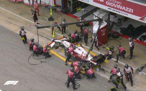 fotka k článku Kuriózny pitstop: Mechanici šli Giovinazzimu nasadiť sfúknutú pneumatiku