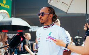 fotka k článku Hamilton sa zastal FIA: Pretekať sa začalo, keď to bolo bezpečné