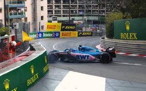 fotka k článku Alonso sa zahľadel na volant a skončil v bariére: Strašne hlúpa chyba