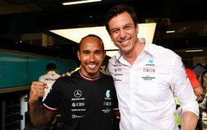 fotka k článku Wolff reaguje na Hamiltonovu kritiku: Všetci držíme spolu, Lewis tím často vyzdvihuje