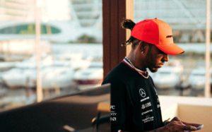 fotka k článku Formula 1 reaguje na úmrtie Kena Blocka, Hamilton je zdrvený