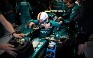 fotka k článku Vettel s Aston Martinom riešia záhadu: Nevieme, čo poškodilo podlahu