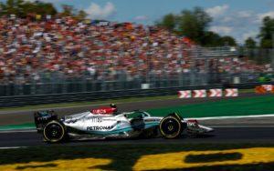 fotka k článku Hamilton bol rád, že preteky skončili takto, piloti za ním mali čerstvejšie pneumatiky