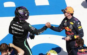 fotka k článku Brundle si užíva boj dvoch skvelých pretekárov, Verstappen má podľa neho navrch
