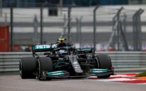 fotka k článku Mercedes priblížil štart, stratégiu v daždi a Hamiltonov úspech v Rusku