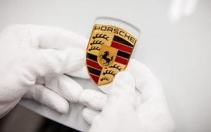 fotka k článku S Red Bullom sme si podali ruky na znak spečatenia dohody, znie z Porsche