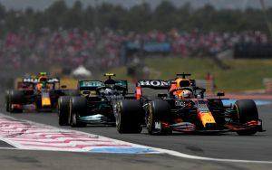 fotka k článku Mercedes ohúril motorový výkon Red Bullu, Horner netuší prečo
