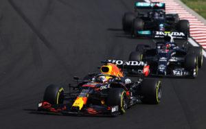 fotka k článku Mercedes nepochopil výber zadného krídla Red Bullu